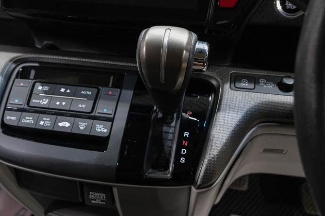 Honda Stepwgn V с пробегом 2017 года, цена 2 099 000 рублей, 110000 км, минивэн, Автокод Объявления