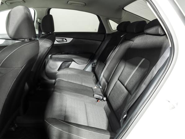 Kia Cerato IV Рестайлинг с пробегом 2022 года, цена 2 199 700 рублей, 49899 км, седан, Автокод Объявления