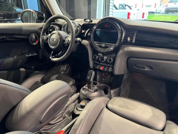 Mini Hatch III (F55/F56) Рестайлинг с пробегом 2020 года, цена 2 450 000 рублей, 28450 км, хэтчбек, Автокод Объявления