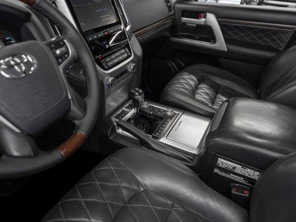 Toyota Land Cruiser 200 Series Рестайлинг 2 с пробегом 2018 года, цена 6 790 000 рублей, 240208 км, внедорожник, Автокод Объявления