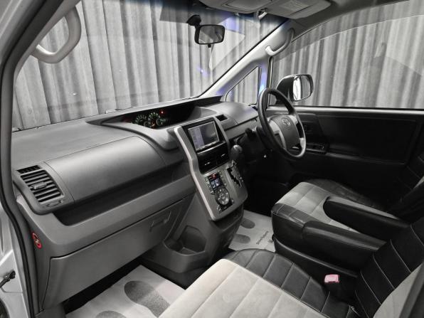 Toyota Voxy II (R70) с пробегом 2010 года, цена 1 380 000 рублей, 200000 км, минивэн, Автокод Объявления