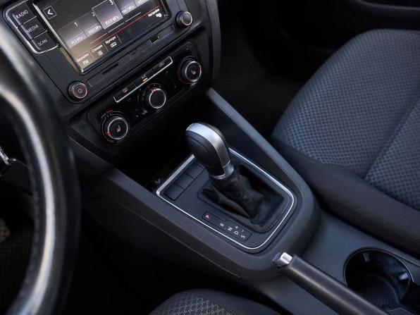 Volkswagen Jetta VI Рестайлинг с пробегом 2018 года, цена 1 349 000 рублей, 180671 км, седан, Автокод Объявления