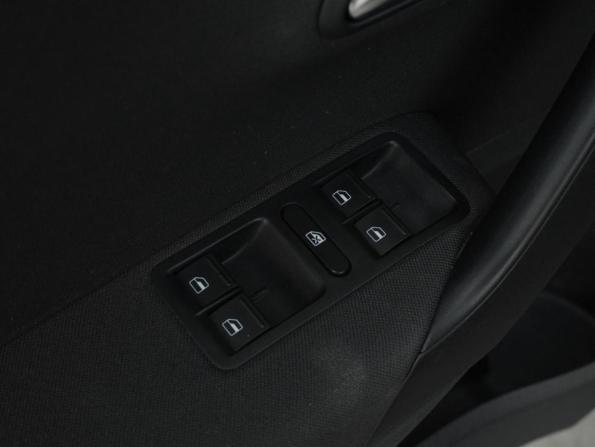 Volkswagen Polo V Рестайлинг с пробегом 2015 года, цена 1 229 000 рублей, 77236 км, седан, Автокод Объявления
