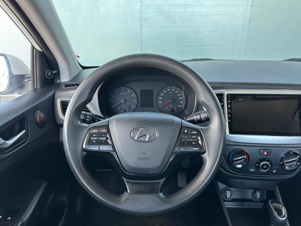 Hyundai Solaris II с пробегом 2018 года, цена 990 000 рублей, 159000 км, седан, Автокод Объявления