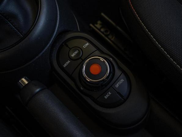 Mini Hatch III (F55/F56) Рестайлинг с пробегом 2020 года, цена 2 330 000 рублей, 62276 км, хэтчбек, Автокод Объявления