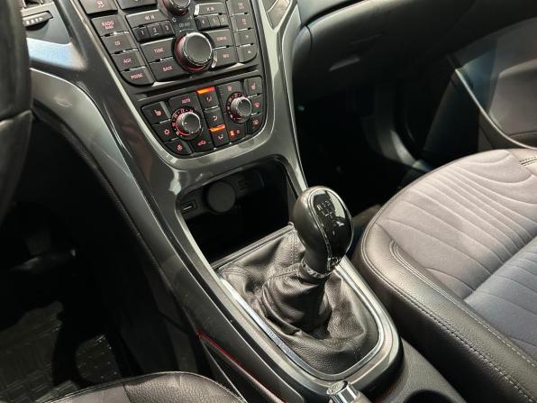 Opel Astra J Рестайлинг с пробегом 2013 года, цена 679 000 рублей, 149447 км, седан, Автокод Объявления