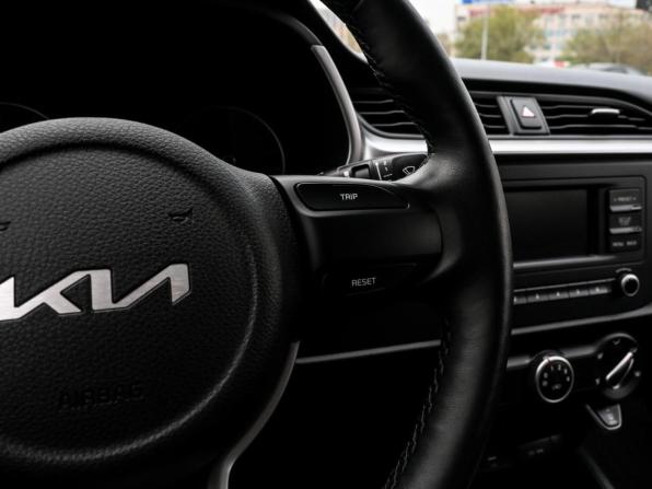 Kia Rio IV Рестайлинг с пробегом 2021 года, цена 1 659 800 рублей, 72090 км, седан, Автокод Объявления
