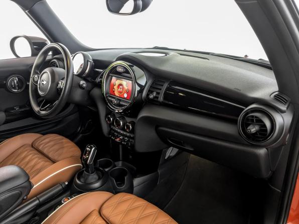 Mini Hatch III (F55/F56) Рестайлинг с пробегом 2021 года, цена 2 640 000 рублей, 57123 км, хэтчбек, Автокод Объявления