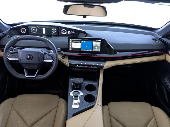 Changan UNI-V I с пробегом 2023 года, цена 2 370 000 рублей, 35494 км, лифтбек, Автокод Объявления