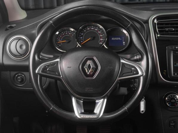 Renault Logan II Рестайлинг с пробегом 2018 года, цена 699 000 рублей, 302009 км, седан, Автокод Объявления