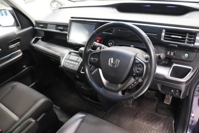 Honda Stepwgn V с пробегом 2017 года, цена 1 772 000 рублей, 175579 км, минивэн, Автокод Объявления