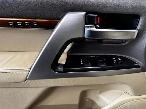 Toyota Land Cruiser 200 Series Рестайлинг 2 с пробегом 2015 года, цена 3 799 000 рублей, 330000 км, внедорожник, Автокод Объявления
