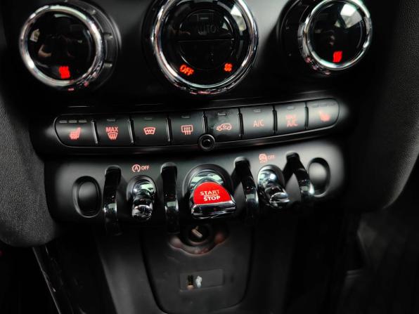 Mini Hatch III (F55/F56) Рестайлинг с пробегом 2019 года, цена 1 698 000 рублей, 143151 км, хэтчбек, Автокод Объявления