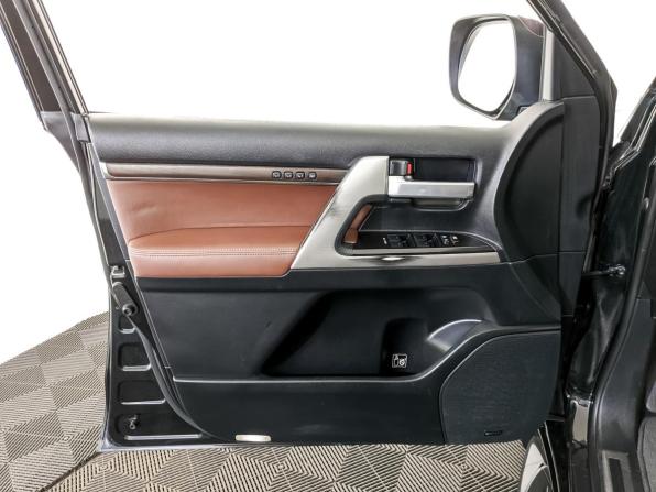 Toyota Land Cruiser 200 Series Рестайлинг 2 с пробегом 2017 года, цена 5 835 000 рублей, 167264 км, внедорожник, Автокод Объявления