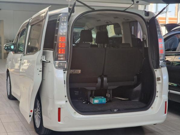 Toyota Voxy III (R80) с пробегом 2014 года, цена 1 650 000 рублей, 237381 км, минивэн, Автокод Объявления
