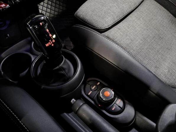 Mini Hatch III (F55/F56) Рестайлинг с пробегом 2019 года, цена 1 850 000 рублей, 107800 км, хэтчбек, Автокод Объявления