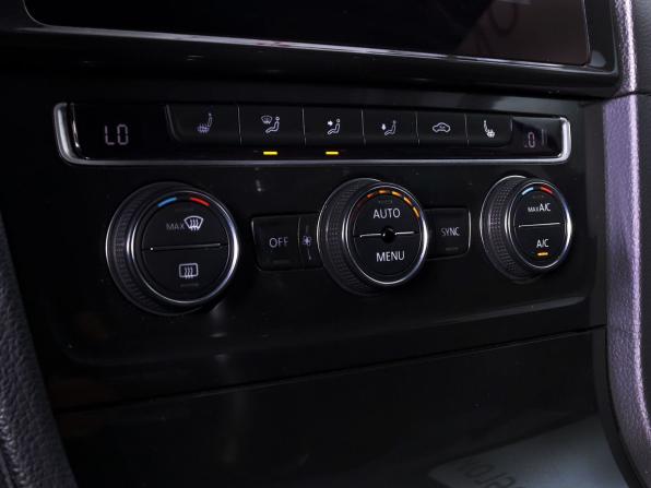 Volkswagen Golf VII Рестайлинг с пробегом 2019 года, цена 1 380 000 рублей, 279731 км, универсал, Автокод Объявления