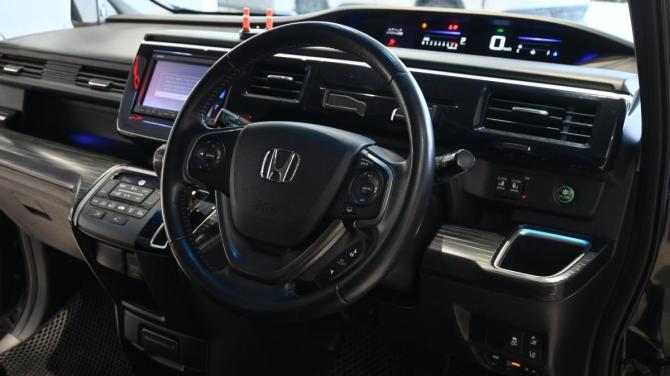 Honda Stepwgn V с пробегом 2016 года, цена 1 879 000 рублей, 132347 км, минивэн, Автокод Объявления