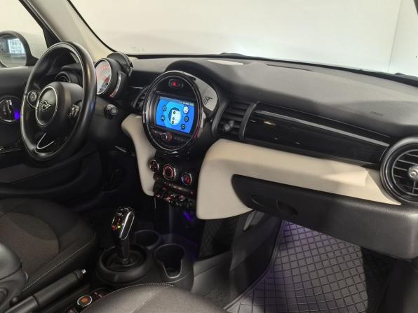 Mini Hatch III (F55/F56) Рестайлинг с пробегом 2019 года, цена 1 500 000 рублей, 150950 км, хэтчбек, Автокод Объявления