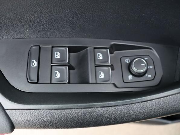 Skoda Karoq I Рестайлинг с пробегом 2024 года, цена 2 699 000 рублей, 63457 км, внедорожник, Автокод Объявления