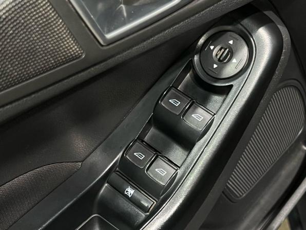Ford Fiesta Mk6 Рестайлинг с пробегом 2015 года, цена 625 000 рублей, 120072 км, седан, Автокод Объявления