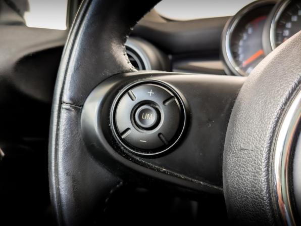 Mini Hatch III (F55/F56) Рестайлинг с пробегом 2018 года, цена 1 800 000 рублей, 73652 км, хэтчбек, Автокод Объявления