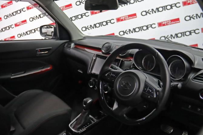 Suzuki Swift V с пробегом 2018 года, цена 1 355 550 рублей, 53082 км, хэтчбек, Автокод Объявления