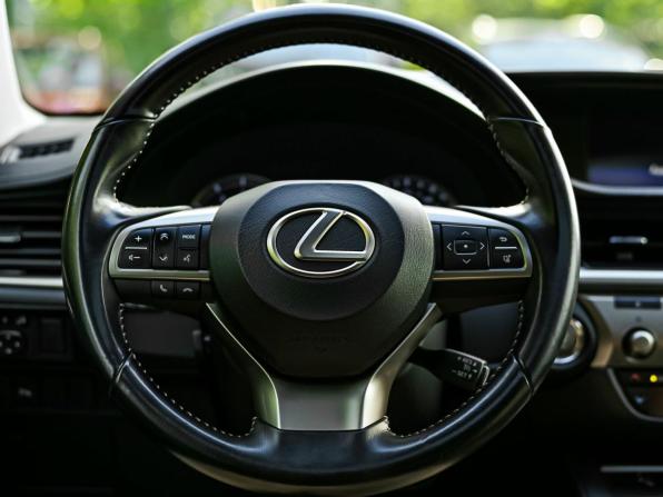 Lexus ES VI Рестайлинг с пробегом 2017 года, цена 2 820 000 рублей, 100037 км, седан, Автокод Объявления