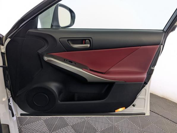 Lexus IS III Рестайлинг с пробегом 2018 года, цена 3 380 000 рублей, 89700 км, седан, Автокод Объявления