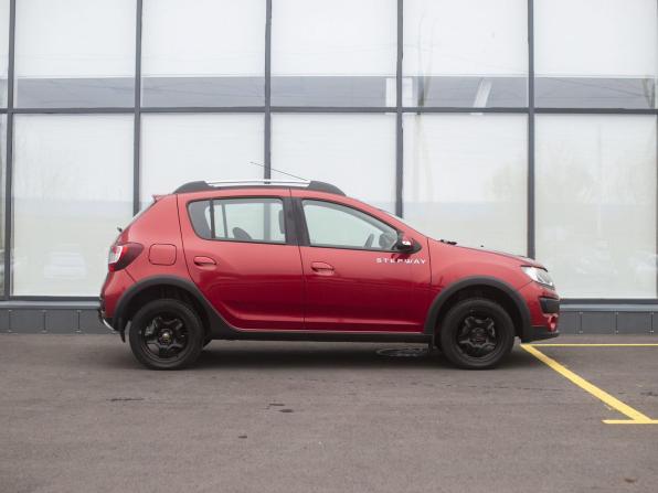 Renault Sandero II с пробегом 2018 года, цена 1 000 000 рублей, 93172 км, хэтчбек, Автокод Объявления