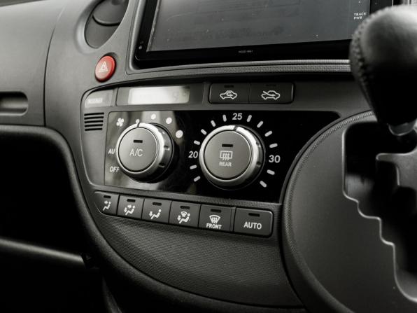 Toyota Sienta I Рестайлинг 2 с пробегом 2012 года, цена 950 000 рублей, 175942 км, минивэн, Автокод Объявления