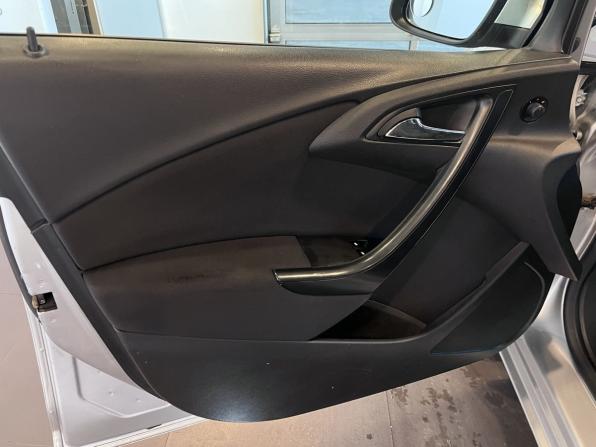 Opel Astra J Рестайлинг с пробегом 2013 года, цена 589 000 рублей, 217085 км, хэтчбек, Автокод Объявления