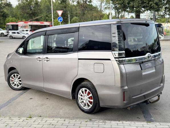 Toyota Voxy III (R80) Рестайлинг с пробегом 2018 года, цена 1 899 000 рублей, 212983 км, минивэн, Автокод Объявления