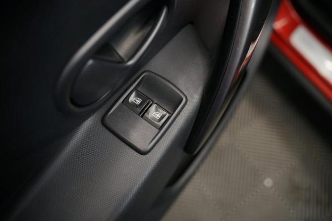 Renault Sandero II с пробегом 2015 года, цена 988 000 рублей, 77000 км, хэтчбек, Автокод Объявления