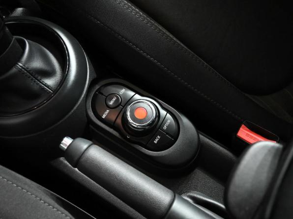 Mini Hatch III (F55/F56) Рестайлинг с пробегом 2018 года, цена 2 400 000 рублей, 50995 км, хэтчбек, Автокод Объявления