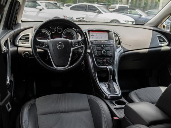 Opel Astra J Рестайлинг с пробегом 2014 года, цена 1 069 000 рублей, 101539 км, седан, Автокод Объявления