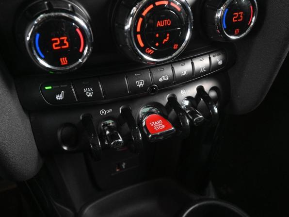 Mini Hatch III (F55/F56) Рестайлинг с пробегом 2020 года, цена 2 299 000 рублей, 61860 км, хэтчбек, Автокод Объявления