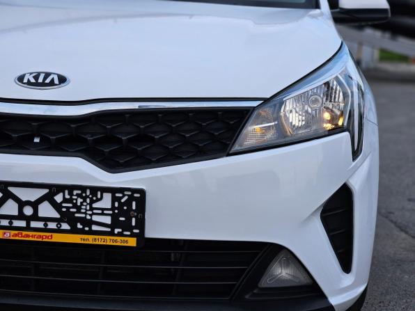 Kia Rio IV Рестайлинг с пробегом 2021 года, цена 1 369 000 рублей, 90000 км, седан, Автокод Объявления