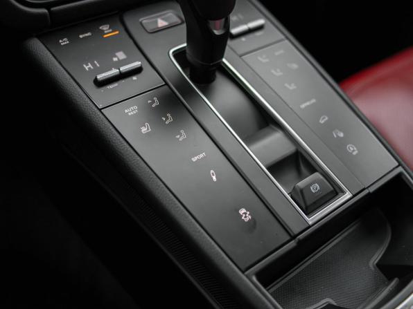 Porsche Macan I Рестайлинг 2 с пробегом 2023 года, цена 7 350 000 рублей, 6778 км, внедорожник, Автокод Объявления