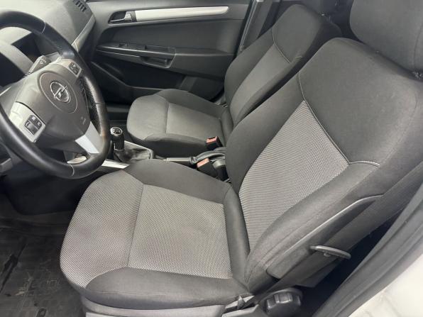 Opel Astra H Рестайлинг с пробегом 2013 года, цена 590 000 рублей, 235752 км, седан, Автокод Объявления