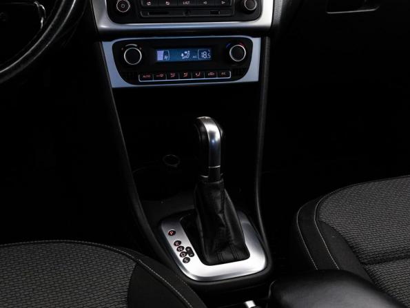 Volkswagen Polo V Рестайлинг с пробегом 2015 года, цена 999 000 рублей, 200357 км, седан, Автокод Объявления