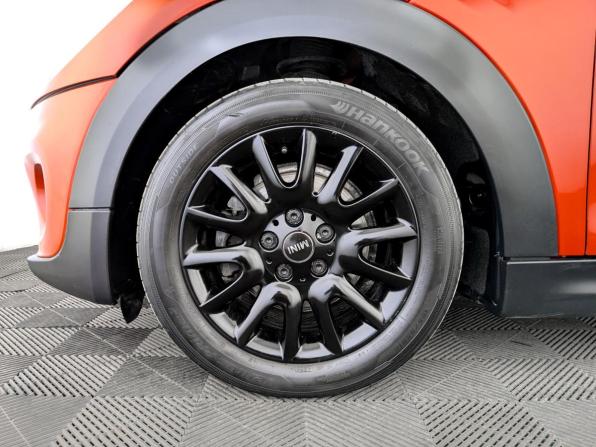 Mini Hatch III (F55/F56) Рестайлинг с пробегом 2021 года, цена 2 550 000 рублей, 66313 км, хэтчбек, Автокод Объявления