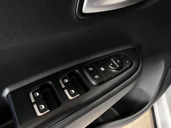Kia Rio IV Рестайлинг с пробегом 2021 года, цена 1 829 900 рублей, 80000 км, хэтчбек, Автокод Объявления