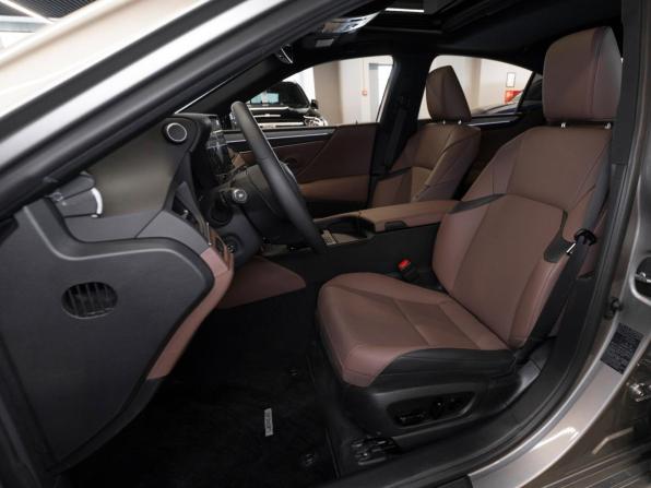 Lexus ES VII Рестайлинг 2 с пробегом 2025 года, цена 5 700 000 рублей, 17 км, седан, Автокод Объявления