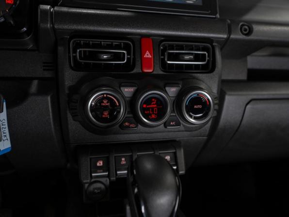 Suzuki Jimny IV с пробегом 2020 года, цена 3 290 000 рублей, 27000 км, внедорожник, Автокод Объявления