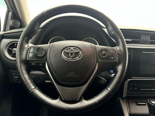 Toyota Corolla XI (E160 E170 E180) Рестайлинг 1 с пробегом 2018 года, цена 1 649 000 рублей, 150961 км, седан, Автокод Объявления