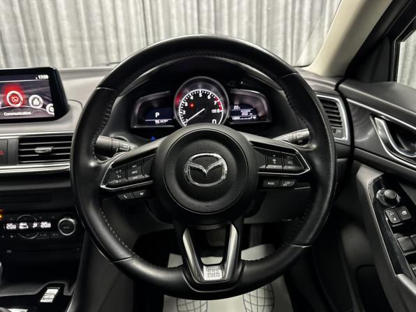 Mazda Axela III Рестайлинг с пробегом 2017 года, цена 1 570 000 рублей, 95146 км, седан, Автокод Объявления
