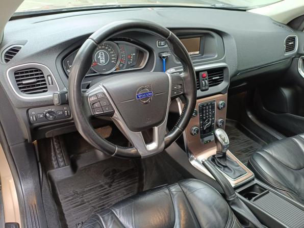 Volvo V40 Cross Country I с пробегом 2013 года, цена 949 000 рублей, 241480 км, хэтчбек, Автокод Объявления