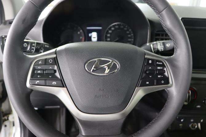 Hyundai Solaris II Рестайлинг с пробегом 2022 года, цена 1 699 990 рублей, 40469 км, седан, Автокод Объявления