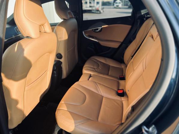 Volvo V40 Cross Country I Рестайлинг с пробегом 2019 года, цена 1 350 000 рублей, 244000 км, хэтчбек, Автокод Объявления